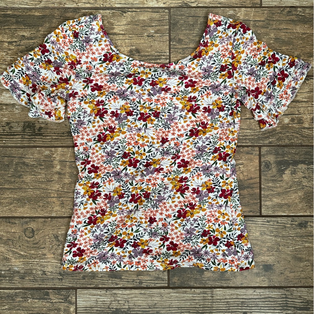 Floral Tee with Ruffled sleeve!